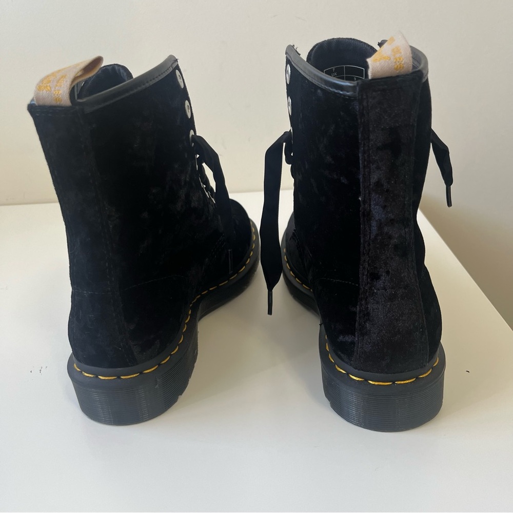NWOT Dr. Martens VEGAN 1460 WOMEN'S CRUSHED VELVET LACE UP BOOTS Size 9 - Picture 6 of 9